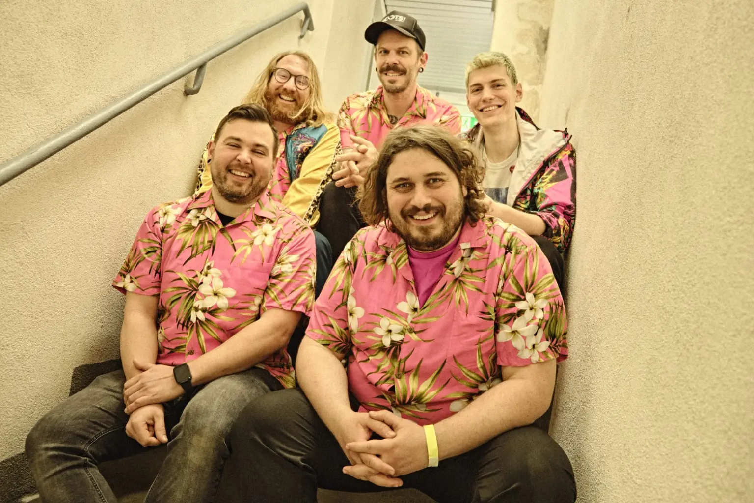 The Döftels gemeinsam auf einer Treppe