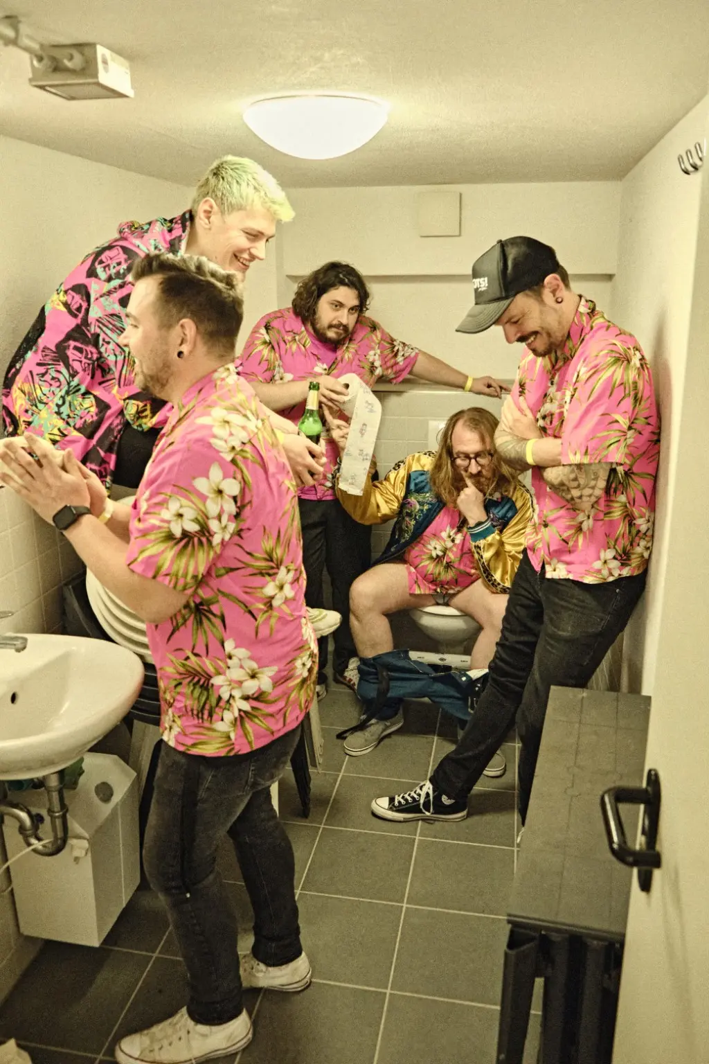 The Döftels in einem kleinen Badezimmer